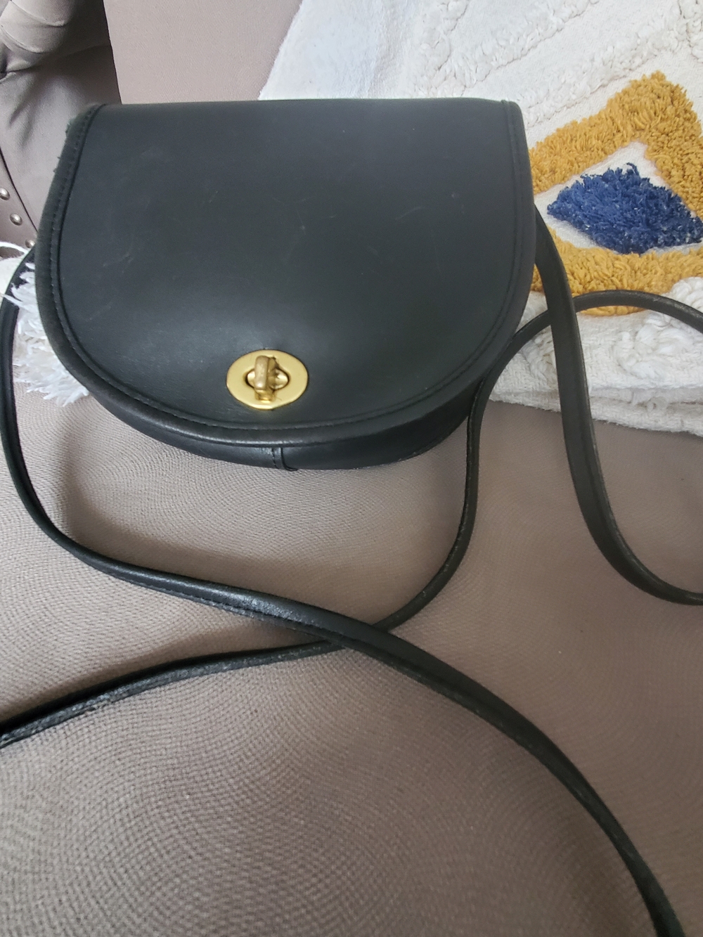 U.S A.Rare Genuine Black Leather Crossbody Saddle Bag with Gold Turn-Lock WOMEN - Picture 9 of 9